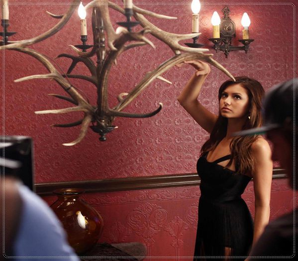 *isi da geaca jos si o pune in cuier; se plimba pe acolo*