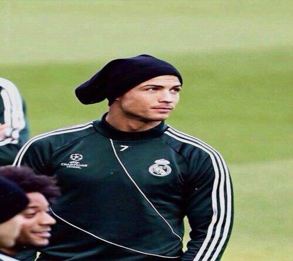 ;; *o sapuneste cu zapada unde a lovit-o*