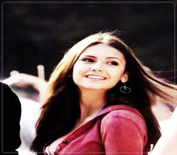 》Ce e? :3 *se intinde pe canapea si se uita la el*