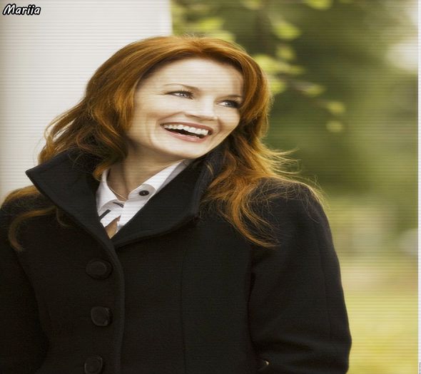 _; CL zdre.nte sa purtati. na pantaloni na soseta *scoate din geanta*; Of si de ce e blocul asta atat de pustiu ? Sunt plecati sau ce
