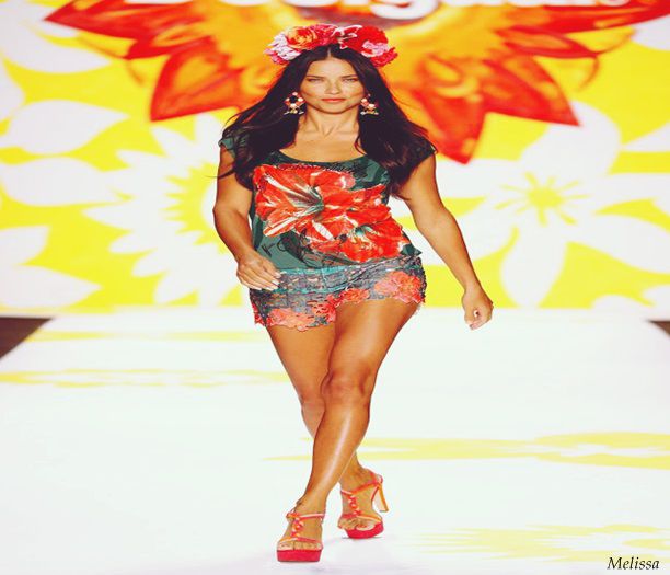 - *cobor scarile incet si ma uit in jur:3*