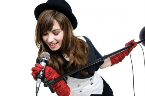 Demi la microfon - Demi Lovato