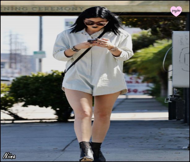 ∆▽■□ .nɒϱɿom ɒnin ♔♥●✿.[02.02][cl]#iese din lift aratand lp,avea castiile in urechi; incepe sa danseze pe acolo .
