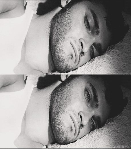 *deschide usor ochii* Of ce dragut, ai stat sa imi veghezi somnul toata noaptea asa?