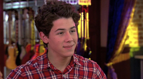 JONAS-Episode-14-Karaoke-Surprise-nick-jonas-8121689-500-278 - Imagini de pe FanPop