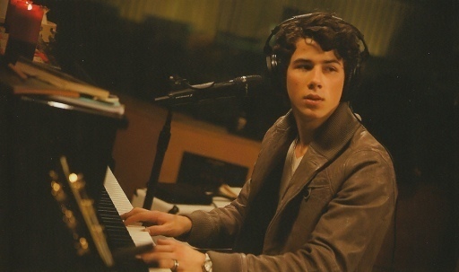 nick-album-pics-nick-jonas-9902747-512-303 - Imagini de pe FanPop