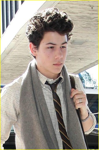 Nick-Frankie-nick-jonas-4110074-744-1128 - Imagini de pe FanPop