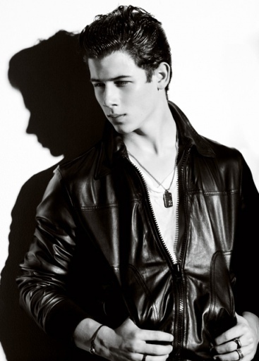 VMan-Magazine-by-Mario-Testino-nick-jonas-10132249-367-512 - Imagini de pe FanPop