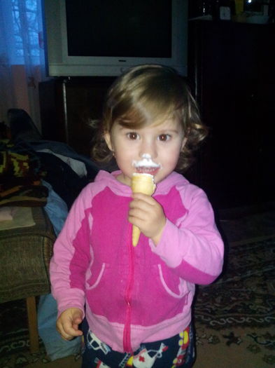 Antonia si anghetata din nuga.