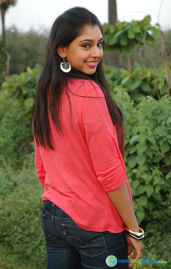 Niti-Taylor-Photos-in-Love-Dot-Com-3