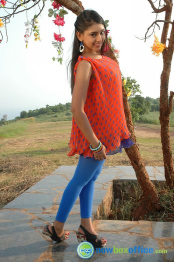 Niti-Taylor-Photos-in-Love-Dot-Com-6