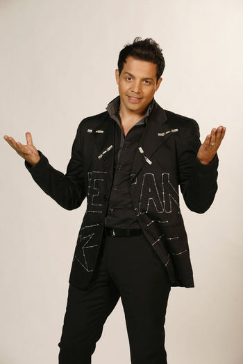 *apare pe scena , canta blablabla *