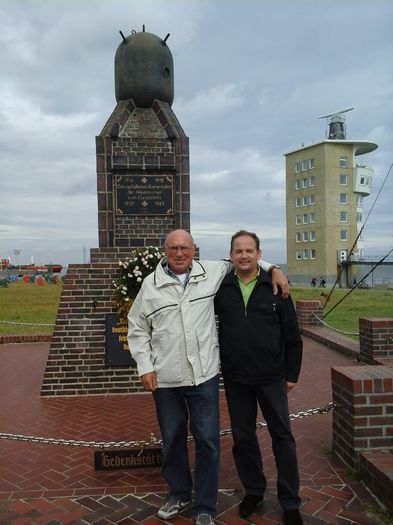 MONUMENTUL MARINARILOR DIN; Eu si domnul KREMER la monumentul marinarilor CUXHAVEN
