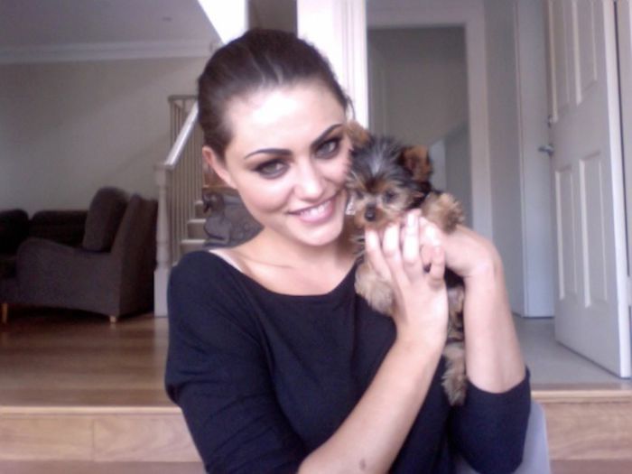 phoebe-tonkin-and-puppy
