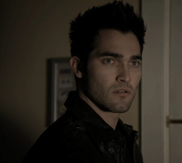 Derek , chi;sa-te-as in ochelari.