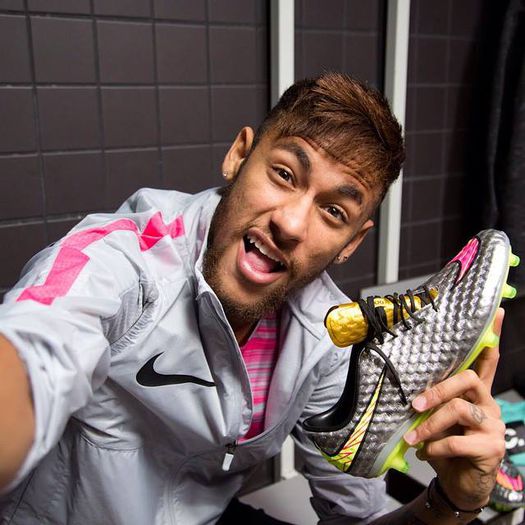 ɳҽყɱαɾ |CL [era si in picioarele goale cu bocancii in mana=))] pai, am sarbatorit..ieri a fost ziua ; Ah, si a lu Ronaldo.
