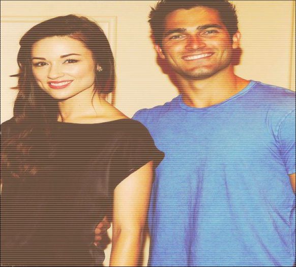 ✌↘;.wιɴcнeѕтer;. Încântată de cunoștință, Freya. #zâmbește și desface ambalajul de la ciocolată.