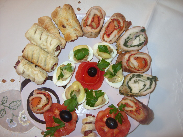 carnati in foietaj,rulada umpluta cu ardei copt si spanac,oua umplute