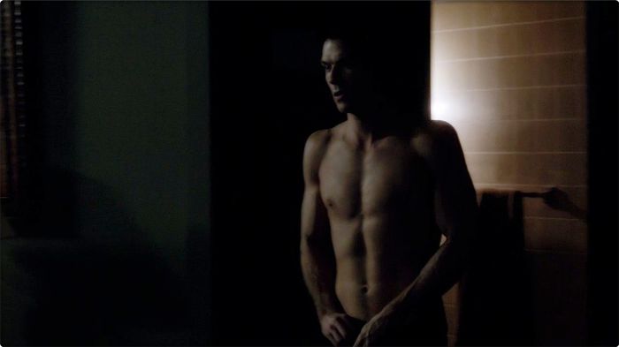 *vede usa deschisa de la camera Addei si intra*