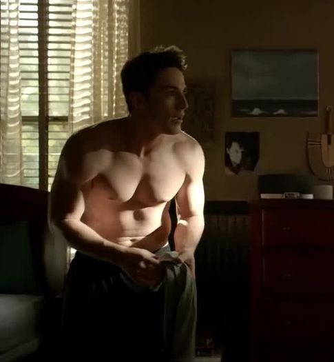 *scoate capul incet pe usa*Stiles?Ce faci ma acolo ridica-te:)))