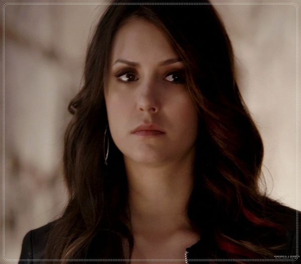 》 clk *trece pe langa ei si se loveste de masa;  se plimba in continuare; somnambula; cu ochii deschisi xumva*
