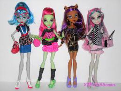 GHOULIA,VENUS,CLAWDEEN,ROCHELL - GHOULS NIGHT OUT