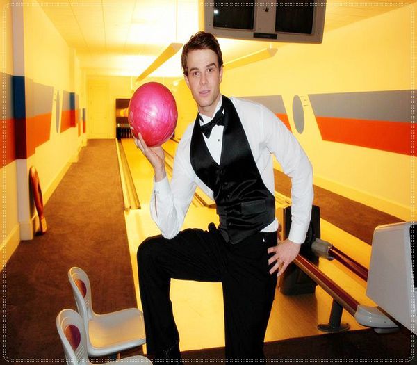 ;; *se uita pe tableta la locuri din europa*