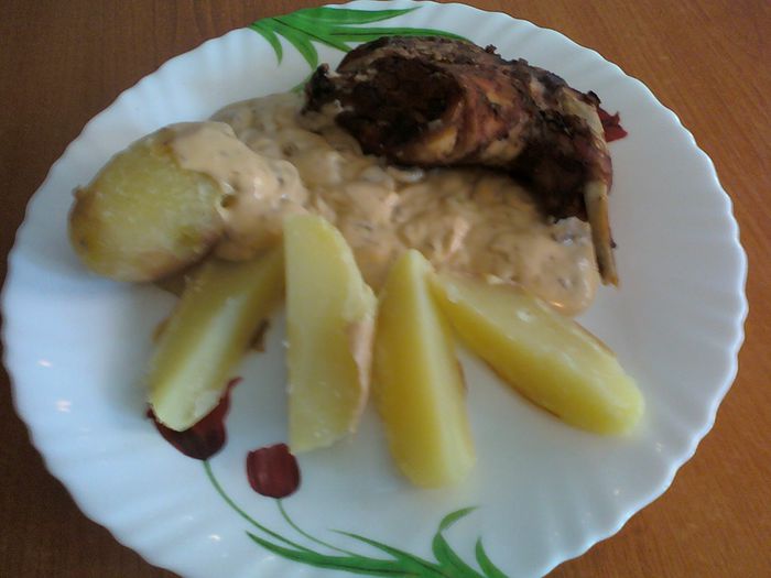 Friptura de iepure, cartofi copți și sos de ciuperci cu smantana - Culinar 1