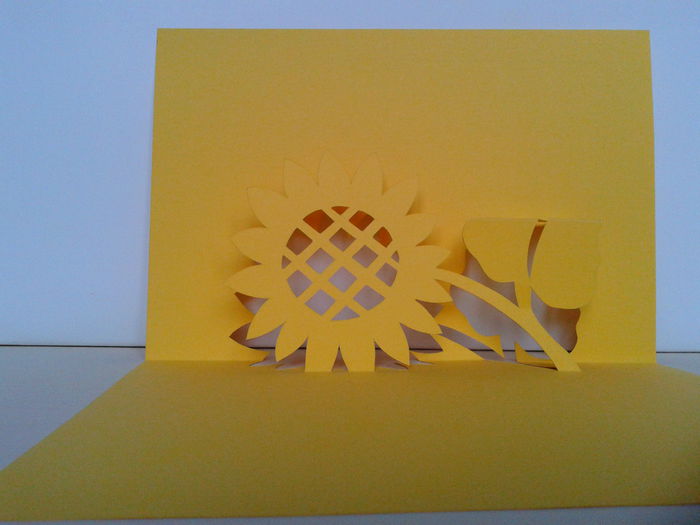 decoratie floarea-soarelui - VAND FELICITARI KIRIGAMI 3D si 2D DIN HARTIE