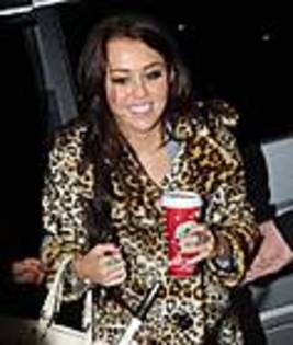 miley_cyrus_COM_ArrivngathotelinBlackpool_7Dec2009_00