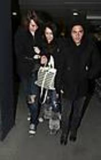 miley-cyrus_COM_HeathrowAirport_15Dec2009_031