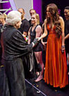 miley-cyrus_COM_MeetingtheQueenofEngland_7Dec2009_09