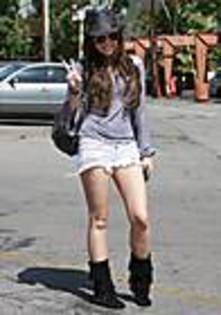 miley-cyrus_COM-studiocity2009aug8-mos-coffeleaf147