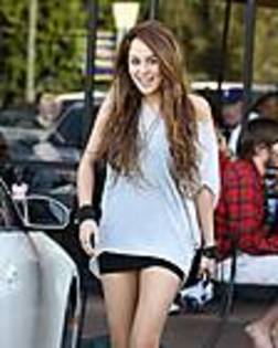 miley-cyrus_COM-studiocity2009sep21-citywork008