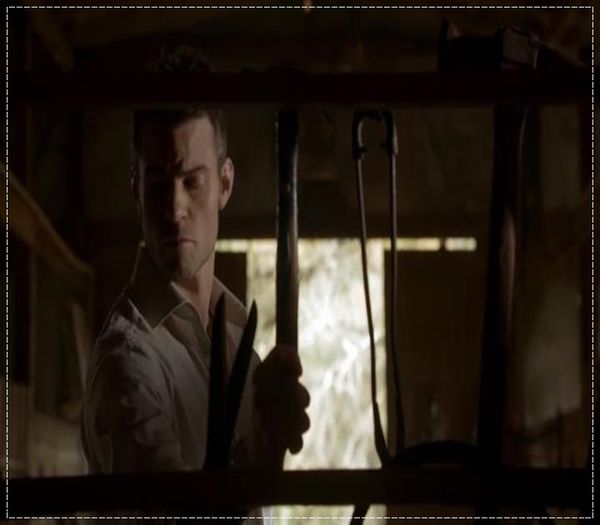 ;; clk Daca nu te pun eu sa stai la colt, nu ma cheama Elijah MIkaelson *se duce in hambar; si ia alt ciocan; se intoarce si incepe sa bata in scandura*=))))#Zoe.
