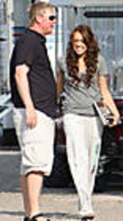 miley-cyrus_COM-thelastsong-filming2009jul15-006