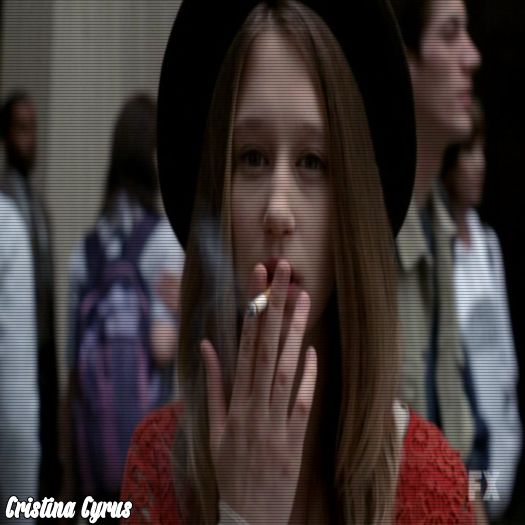 ♡RADIØACTIVE♡ *se uită la el cu o privire de hai sect;err* Eu. #Klaus