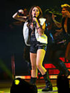 miley-cyrus_COM-wonderwolrdtour-portland2009sep14-067 - club Miley