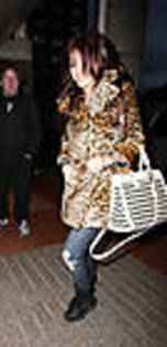 miley-cyrus-dot-com_candids-6dec2009-leavinghiltonhotelinblackpool-04 - club Miley