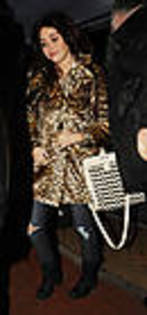 miley-cyrus-dot-com_candids-6dec2009-leavinghiltonhotelinblackpool-05 - club Miley