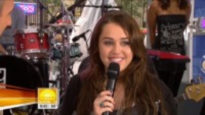 miley-cyrus-today-show-28aug09-2lr