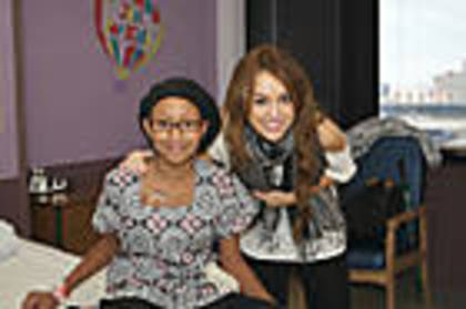 mileycyrustribute_childrenshospitalLouisville_31Oct2009_02