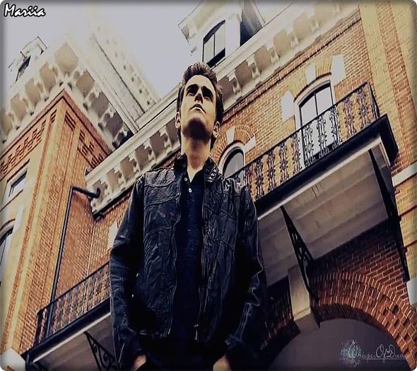 ;CL*se da jos din masina lui smecheroasa,se plimba si il vede pe Kol*; *se intoarce cu spatele la el sa se faca nevazut*
