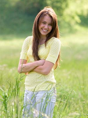 Miley_cyrus_as_miley_stewart_hannah_montana_movie_standing_in_field_300x400_010409 - melodiile mele preferate ale lui miley