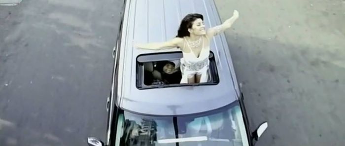 *din masina se auzea melodia din link la maxim*; https://www.youtube.com/watch?v=RkgrsLaM4Po
