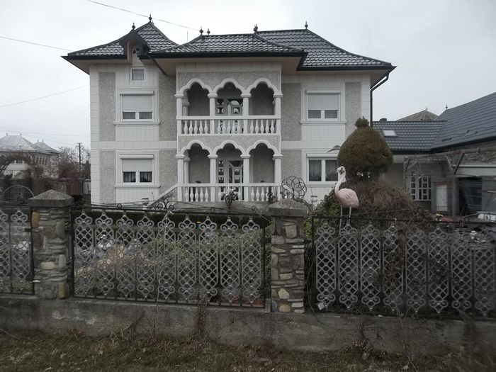 Locuinta familiei noastre; Casa familiei noastre.
