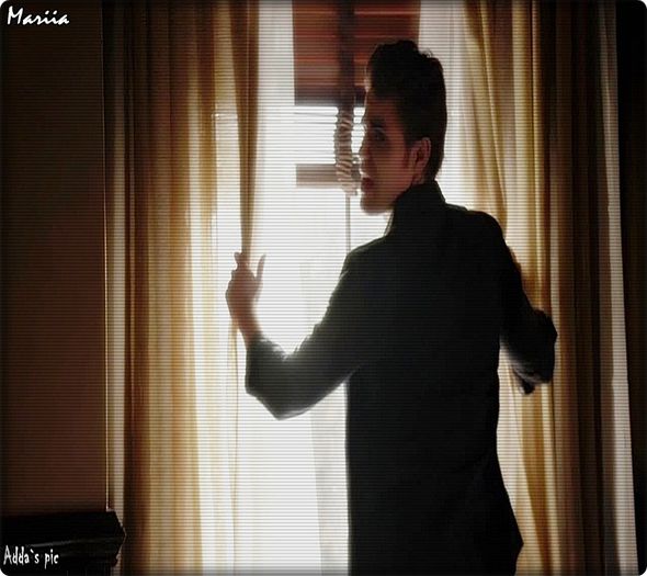 *o ia pe sus si o leaga de tavan*