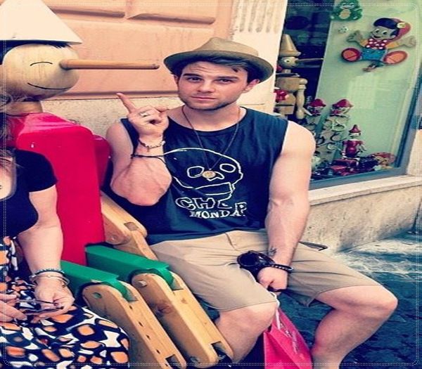 ;; clk Ilie s-a facut bajat de casa, am auzit ca face omlete si repara garduri=)))[pag trecute=)))]; Klaus nu stiu ce sa zic de el... *se uita la ea cu gatul sucit in sus*=)))#Tatia.
