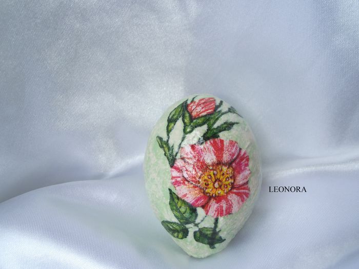 ou handmade trandafiras - reciclare hartie-decoratiuni handmade de Pasti