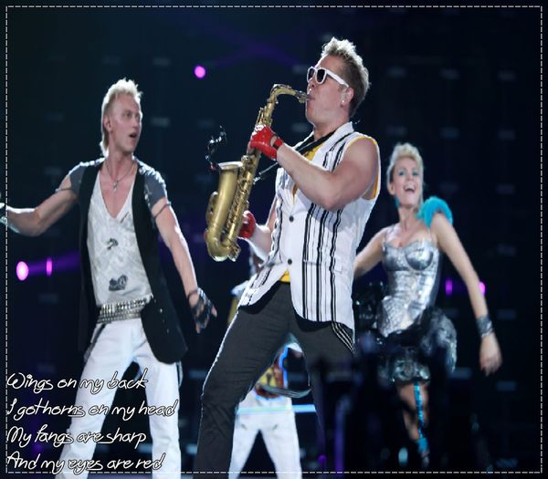 ¤intră pe geam şi dă din cu;;r cântând pe ritmul muzicii¤